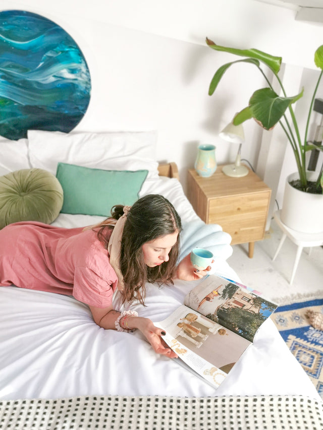 Kolor turkusowy we wnętrzach: jak go wykorzystać i z jakimi kolorami go łączyć