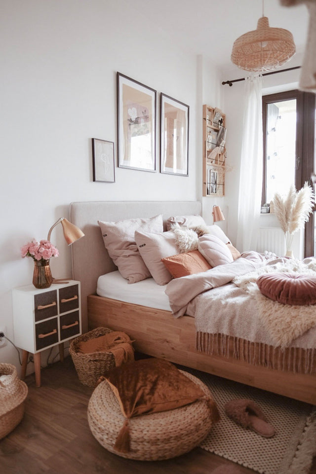 Jak udekorować łóżko w sypialni?