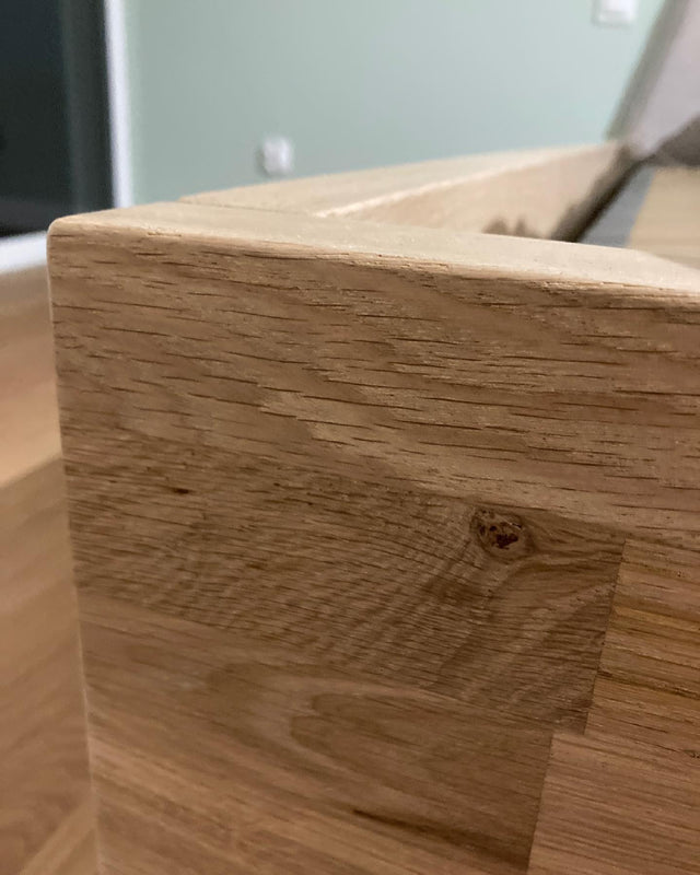 Łóżko drewniane ze skrzynią na pościel do delikatnej sypialni 9