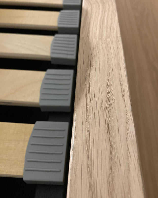 Łóżko drewniane ze skrzynią na pościel do delikatnej sypialni 4