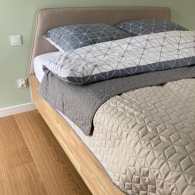 Łóżko drewniane ze skrzynią na pościel do delikatnej sypialni 8