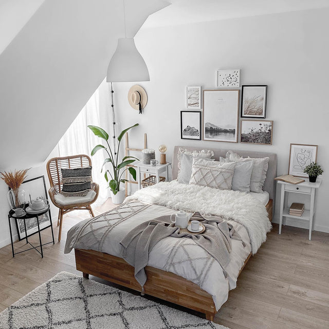 Łóżko drewniane z pojemnikiem i profilowanym wezgłowiem do kobiecej sypialni 7