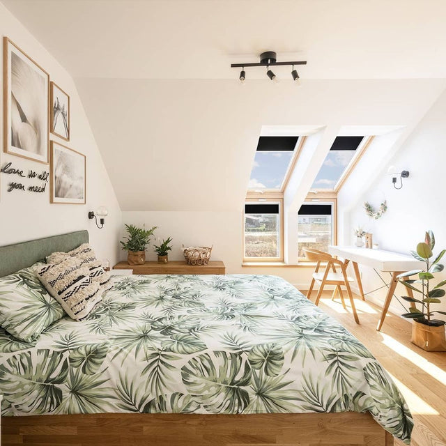 Łóżko z drewnianą raną i tapicerowanym zagłówkiem ze skrzynią na pościel 1