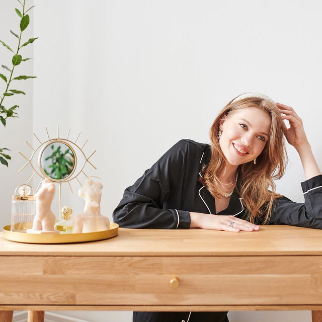 Toaletka dębowa drewniana Lili z pojemną szufladą na kosmetyki i przybory biurkowe do pracy 5