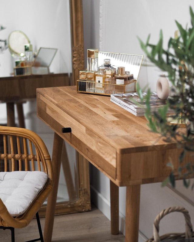 Toaletka dębowa drewniana Lili z pojemną szufladą na kosmetyki i przybory biurkowe do pracy 2