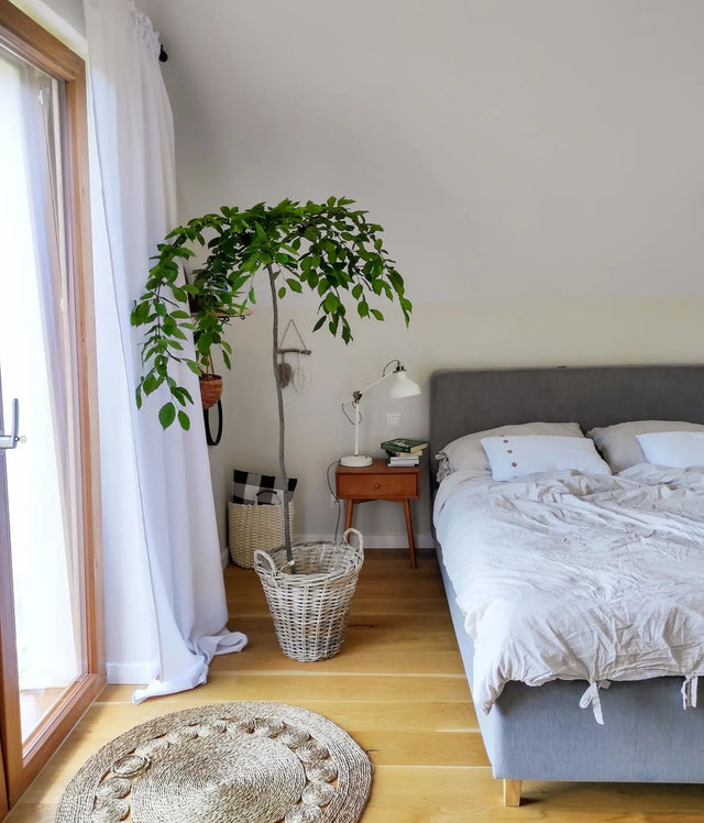 Łóżko z tapicerowaną ramą z pojemnikiem na pościel More 1