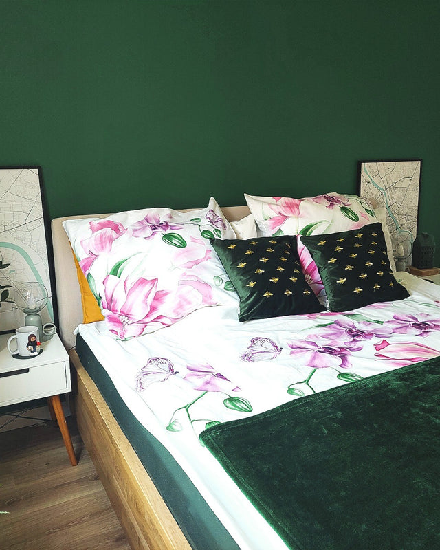 Łóżko drewniane z pojemnikiem i profilowanym wezgłowiem do kobiecej sypialni 9