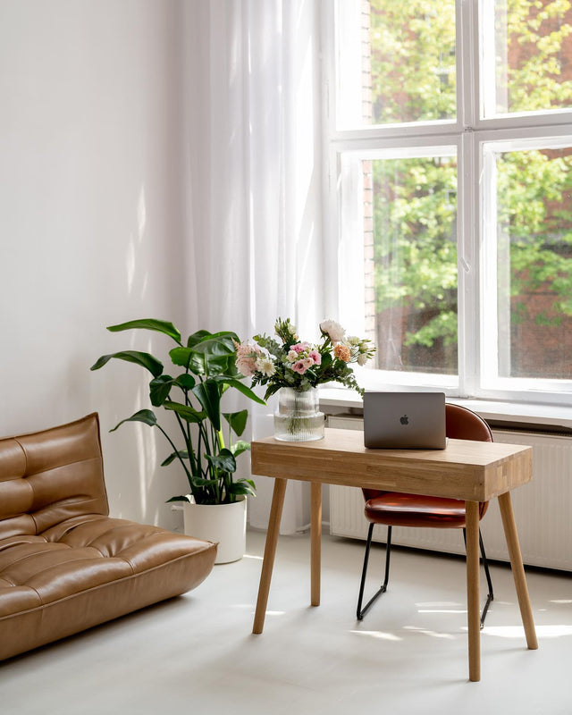 Toaletka dębowa drewniana Lili z pojemną szufladą na kosmetyki i przybory biurkowe do pracy 1