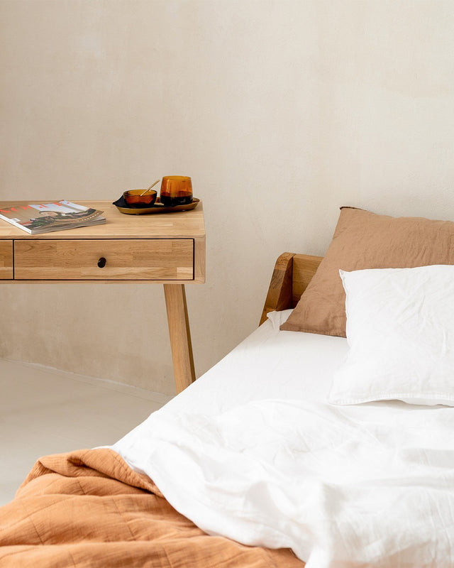 Toaletka dębowa drewniana Lili z dwoma pojemnymi szufladami na kosmetyki i przybory biurkowe do pracy 8