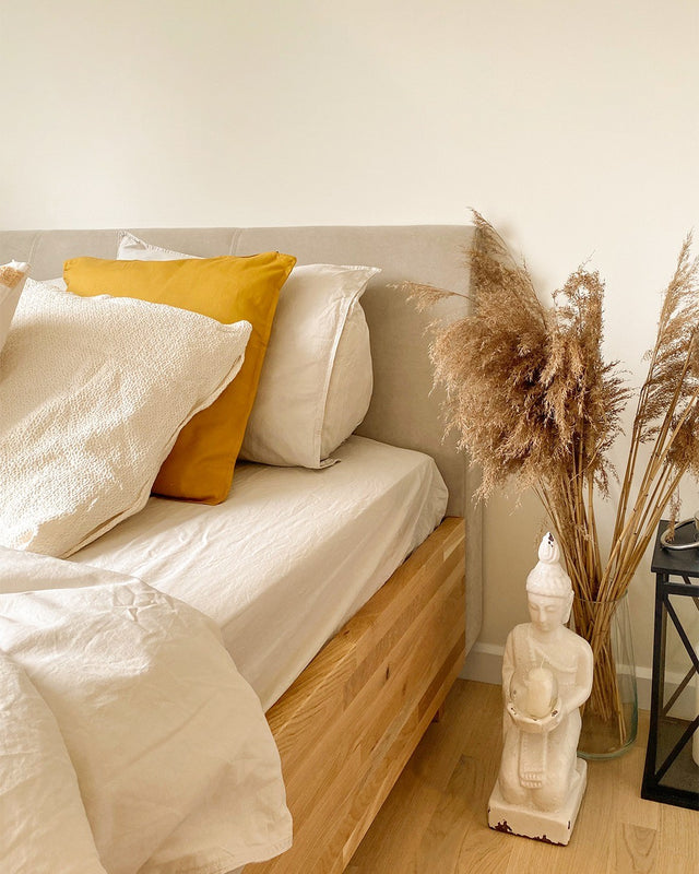 Łóżko drewniane z pojemnikiem i profilowanym wezgłowiem do kobiecej sypialni 4