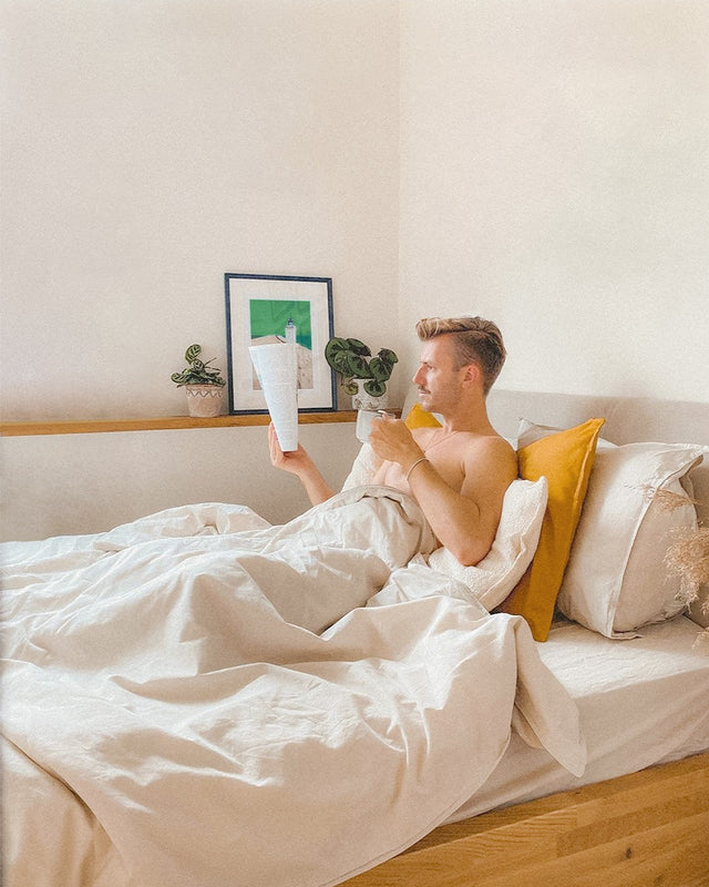 Łóżko drewniane z pojemnikiem i profilowanym wezgłowiem do kobiecej sypialni 5