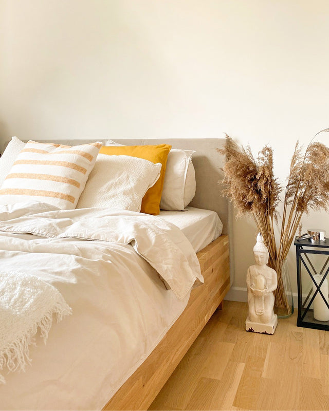 Łóżko drewniane z pojemnikiem i profilowanym wezgłowiem do kobiecej sypialni 3