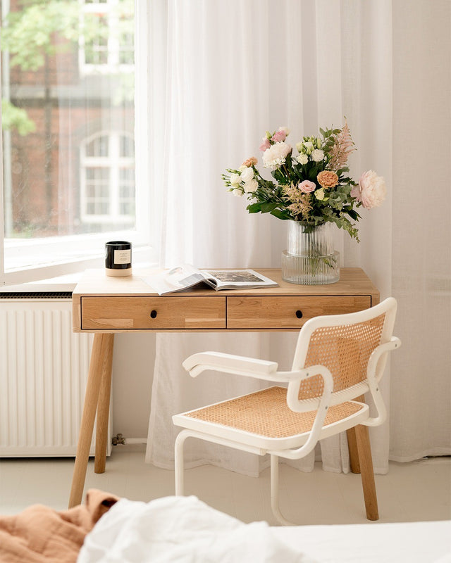 Toaletka dębowa drewniana Lili z dwoma pojemnymi szufladami na kosmetyki i przybory biurkowe do pracy 5