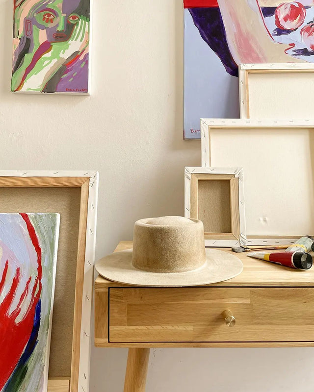 Toaletka dębowa drewniana Lili z dwoma pojemnymi szufladami na kosmetyki i przybory biurkowe do pracy 4