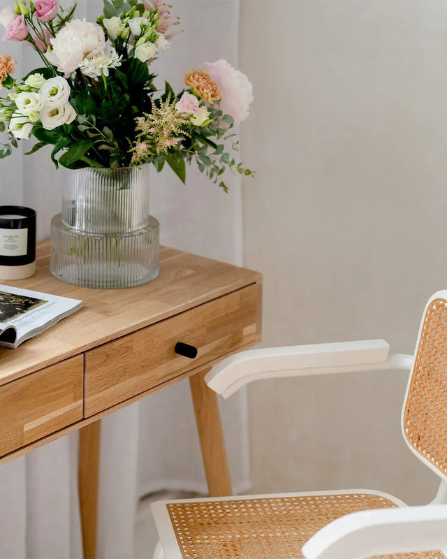 Toaletka dębowa drewniana Lili z dwoma pojemnymi szufladami na kosmetyki i przybory biurkowe do pracy 3