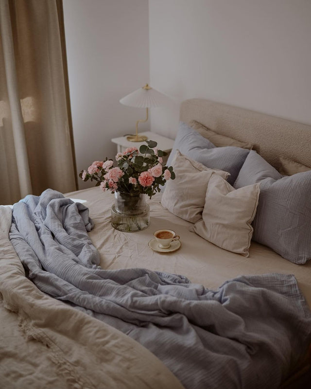 Łóżko z tapicerowaną ramą z pojemnikiem na pościel More 4