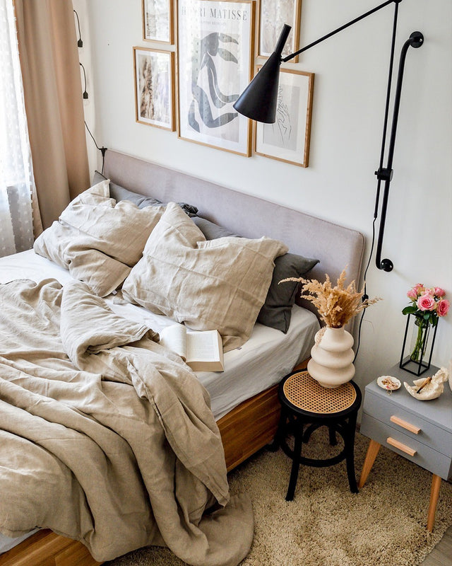 Łóżko z drewnianą raną i tapicerowanym zagłówkiem ze skrzynią na pościel 4