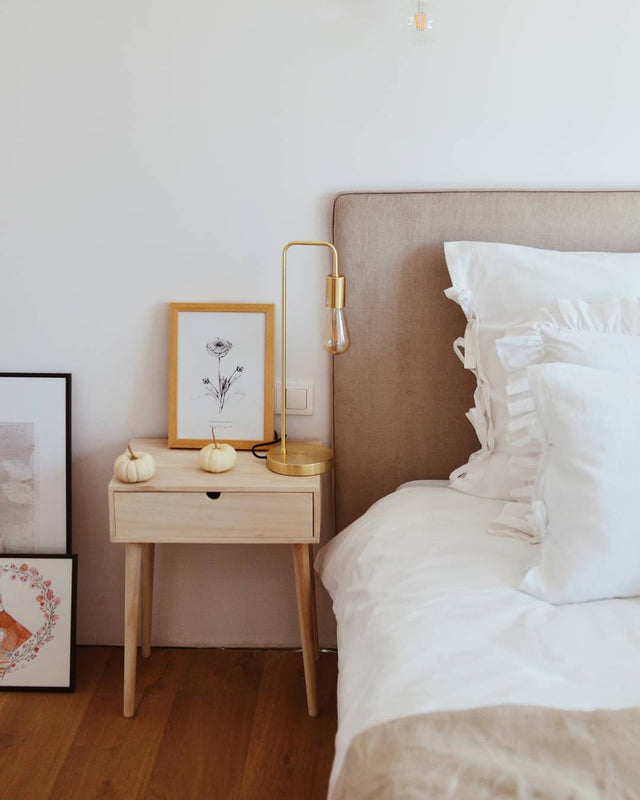 Łóżko tapicerowane w naturalnym kolorze 2