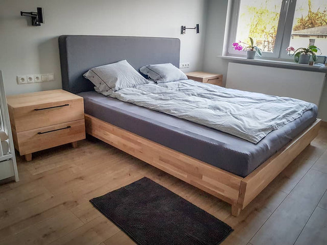 Łóżko z drewnianą ramą z litego dębu z pojemnikiem na pościel More 9