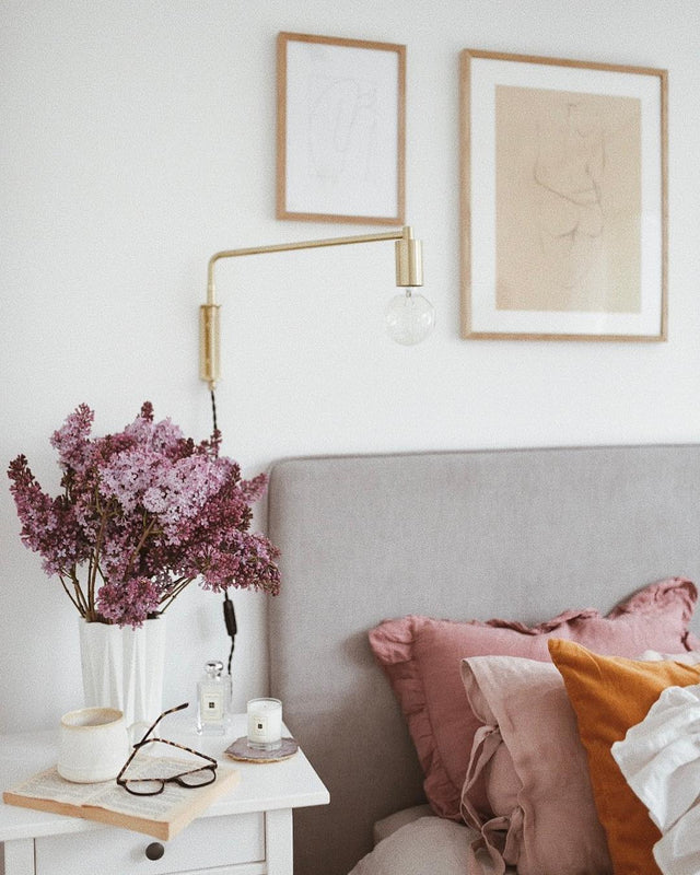 Łóżko tapicerowane w naturalnym kolorze 1