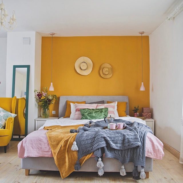 Łóżko tapicerowane z pojemnikiem i profilowanym wezgłowiem do kobiecej sypialni 8