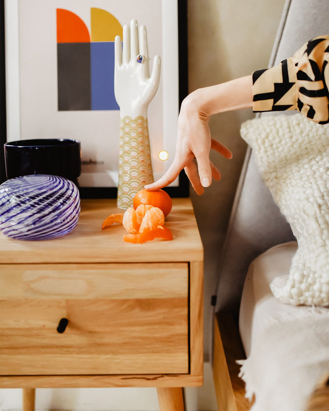 Stolik dębowy Naby No 1 na smukłych wysokich toczonych nóżkach z szufladą 9