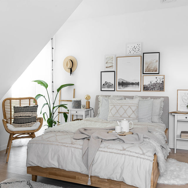 Łóżko drewniane z pojemnikiem i profilowanym wezgłowiem do kobiecej sypialni 2