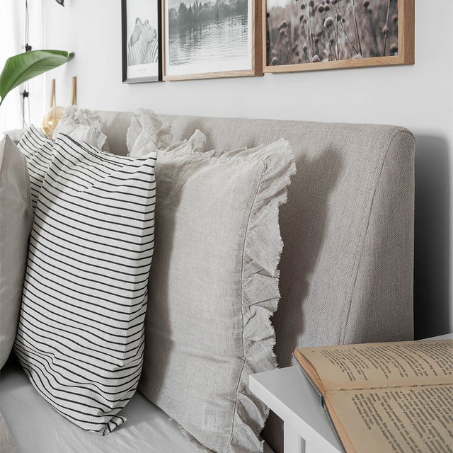 Łóżko drewniane z pojemnikiem i profilowanym wezgłowiem do kobiecej sypialni 6