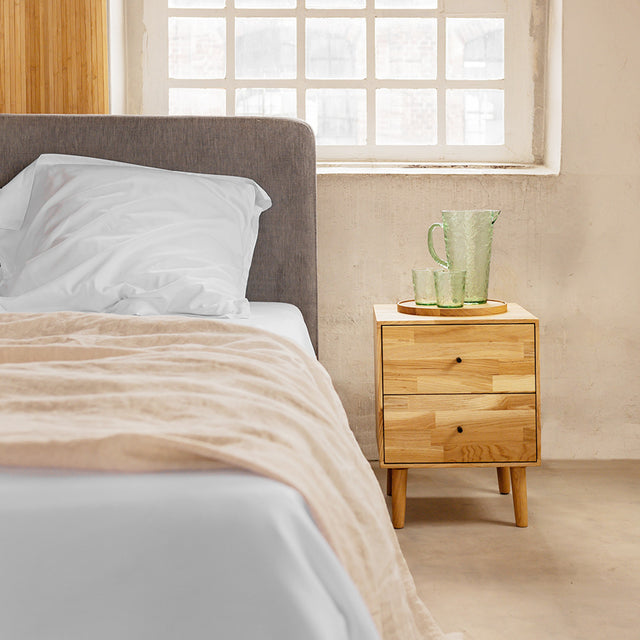 Łóżko z drewnianą ramą z litego dębu z pojemnikiem na pościel More 4