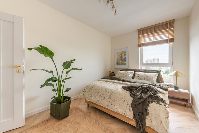 Łóżko do sypialni z pojemnikiem. Cechy pojemnika w pigułce.