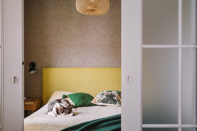 Łóżko z zagłówkiem. Dlaczego warto?