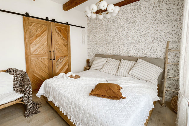 Sypialnia w stylu rustykalnym. Jak ją zaaranżować?