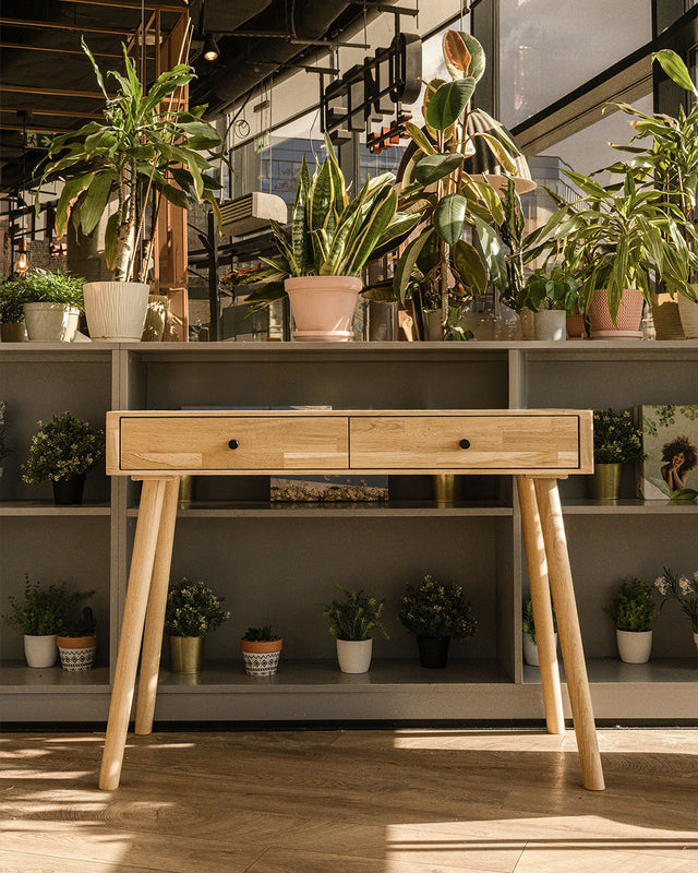 Jak rozjaśnić salon z ciemnymi meblami