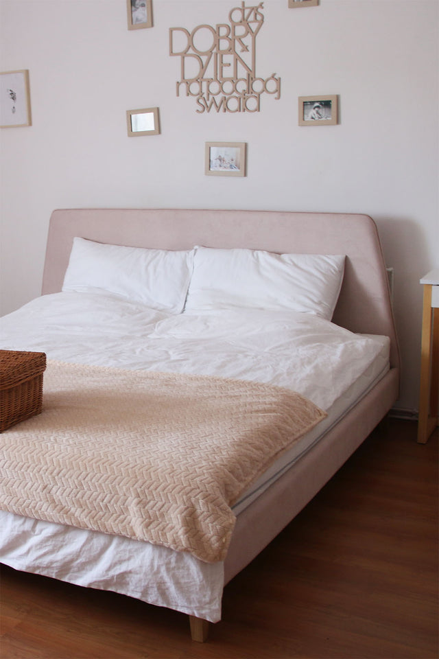 Różowe łóżko tapicerowane w wielu stylach