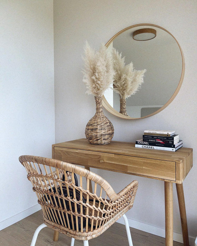 Toaletka dębowa drewniana Lili z pojemną szufladą na kosmetyki i przybory biurkowe do pracy 4