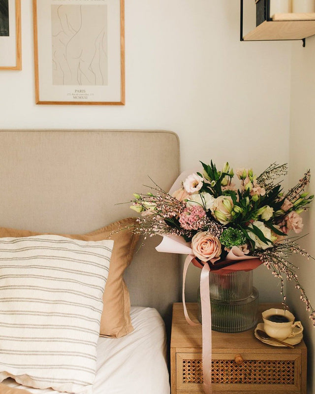 Łóżko do kobiecej sypialni z ciętymi kwiatami na stoliku nocnym 8