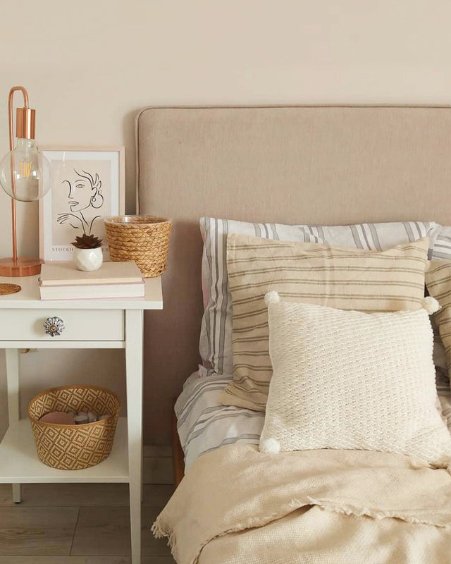 Łóżko dębowe wykończone naturalnymi materiałami z domieszka lnu