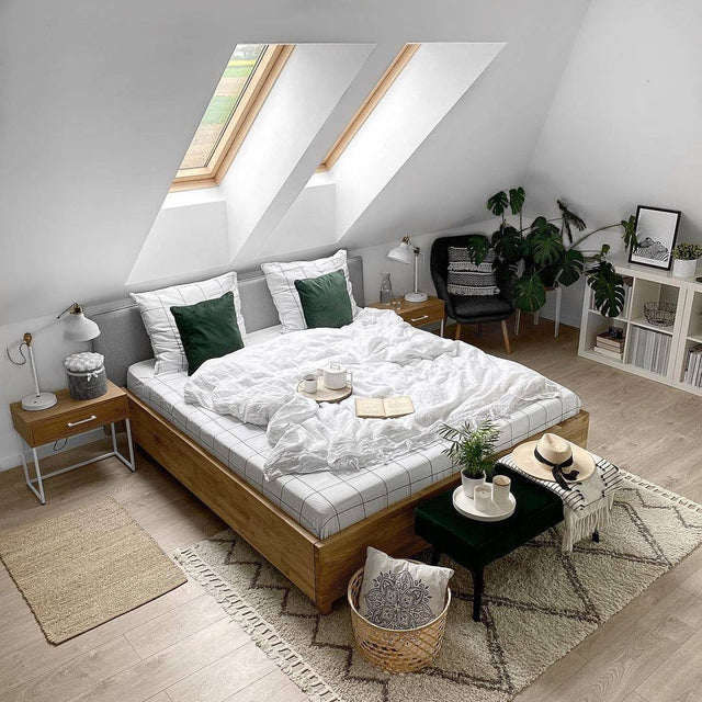 Łóżko z drewnianą raną i tapicerowanym zagłówkiem ze skrzynią na pościel 9